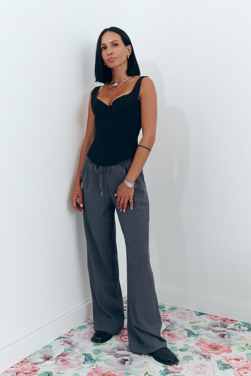 

Сірі штани-палаццо з принтом у смужку