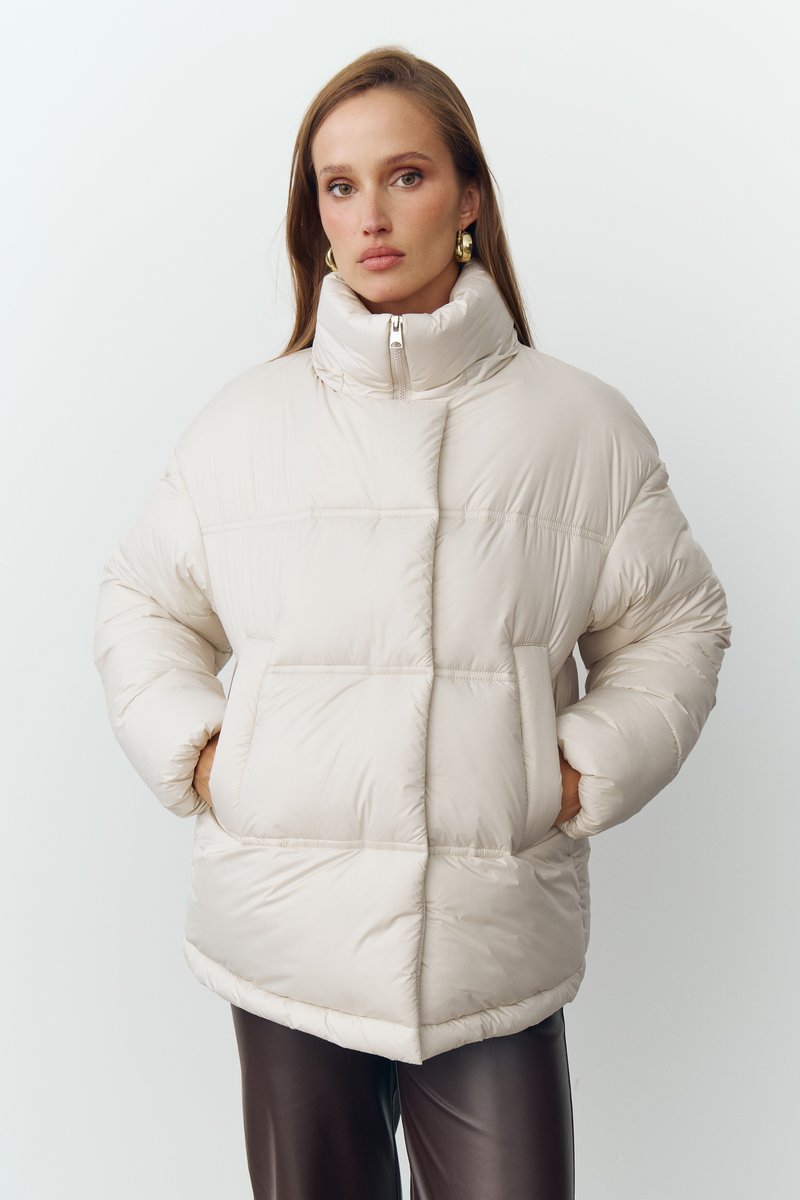 

Молочний теплий пуховик з капюшоном