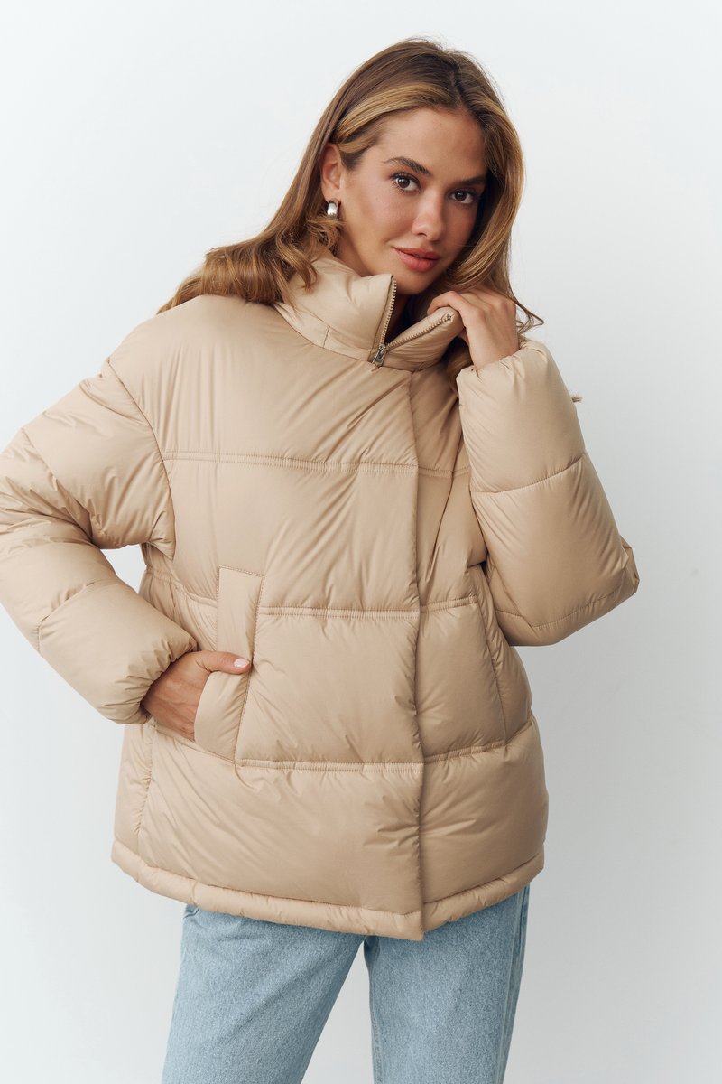 Бежевый теплый пуховик с капюшоном фотография 1