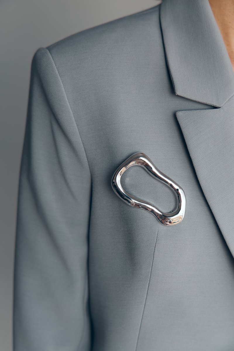 

Срібляста брошка