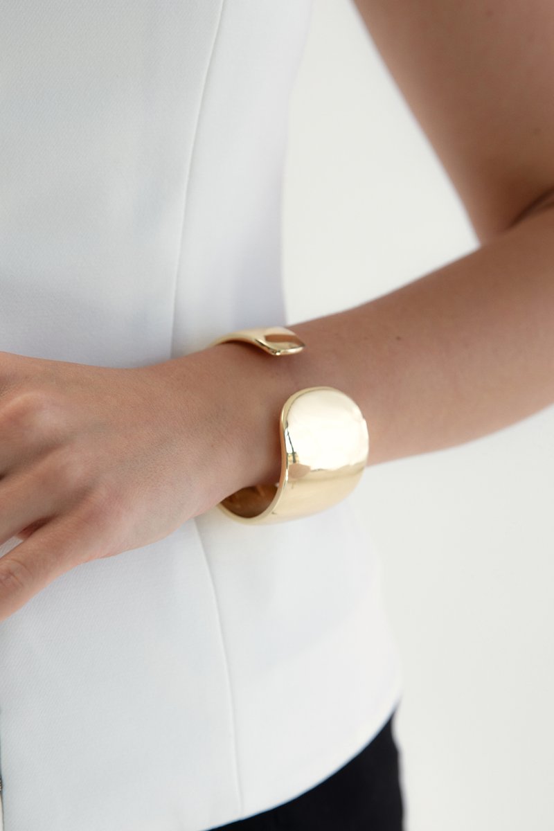 

Золотистий масивний браслет