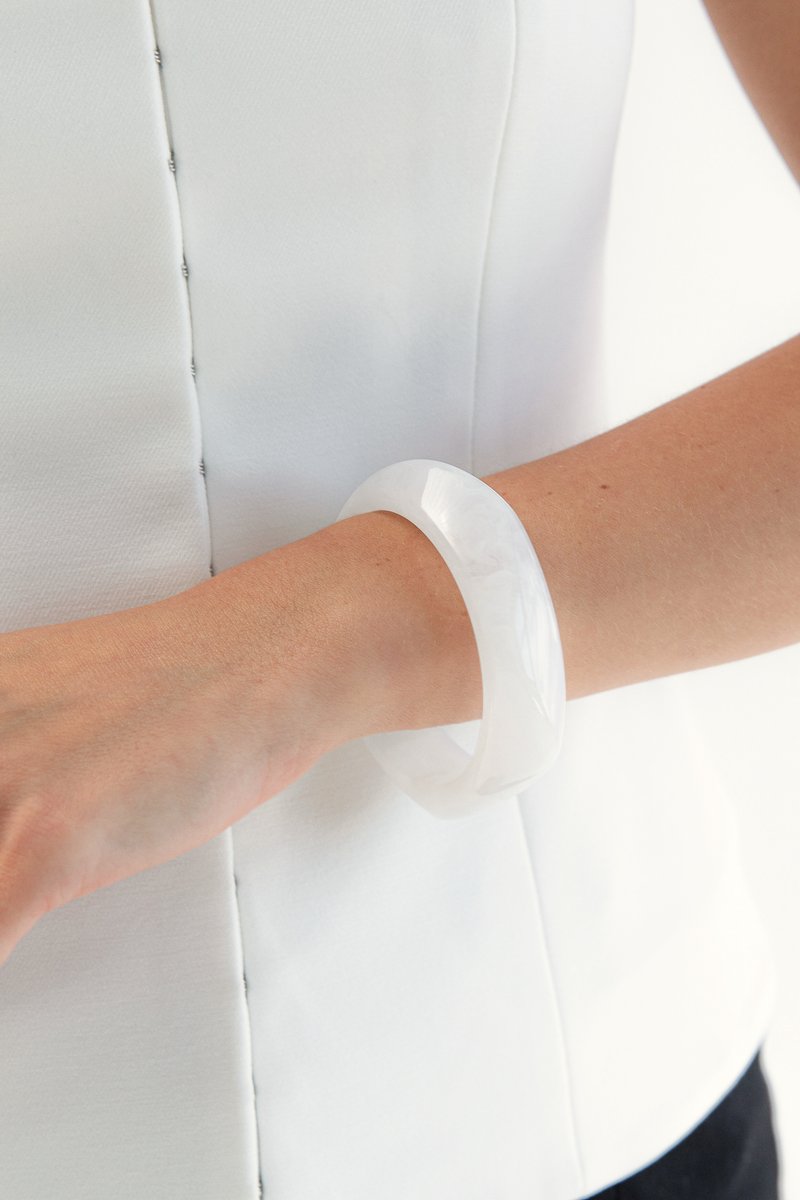 

Білий масивний браслет