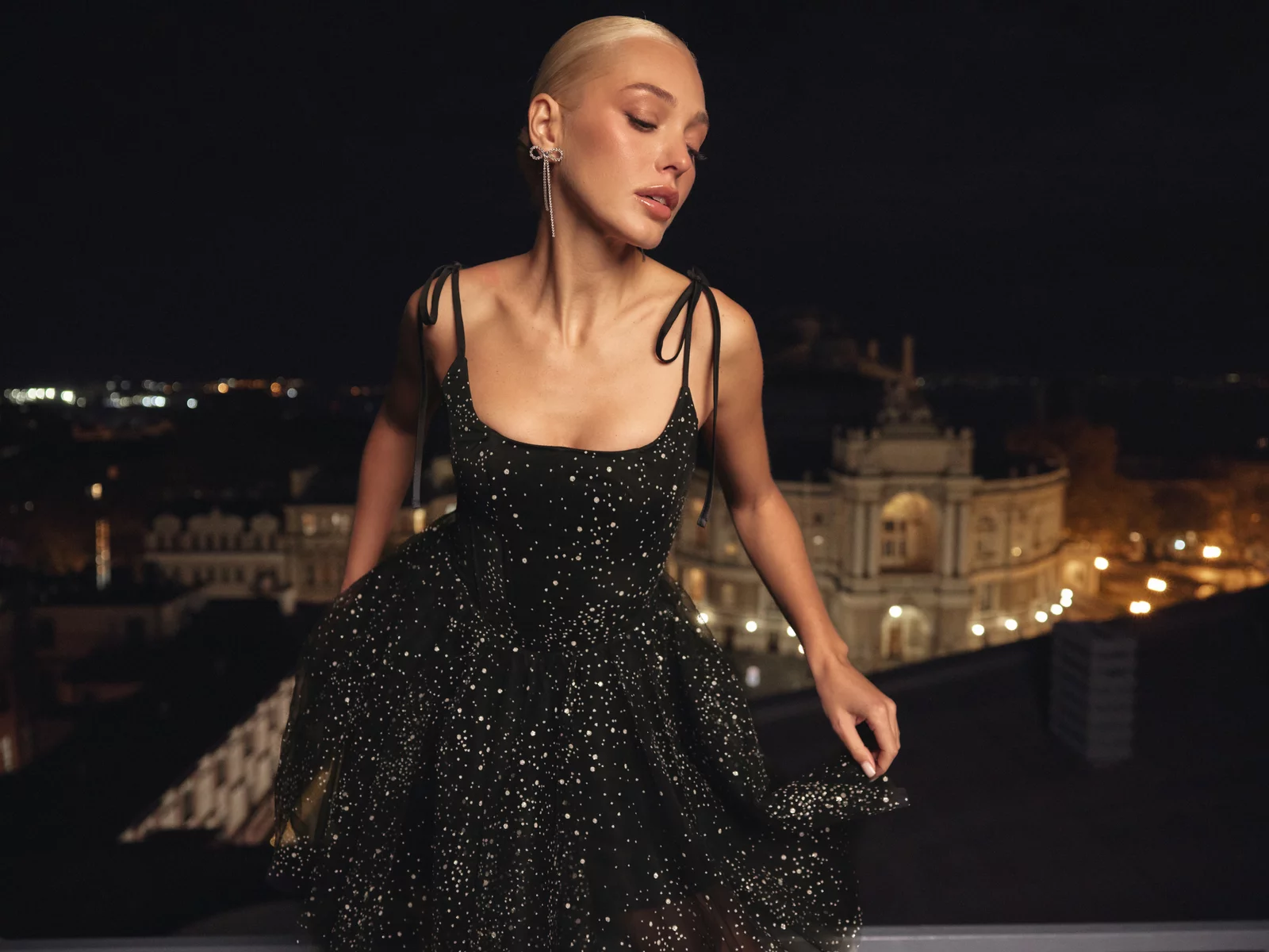 Черное платье мини с корсетом и шнуровкой фотография 1