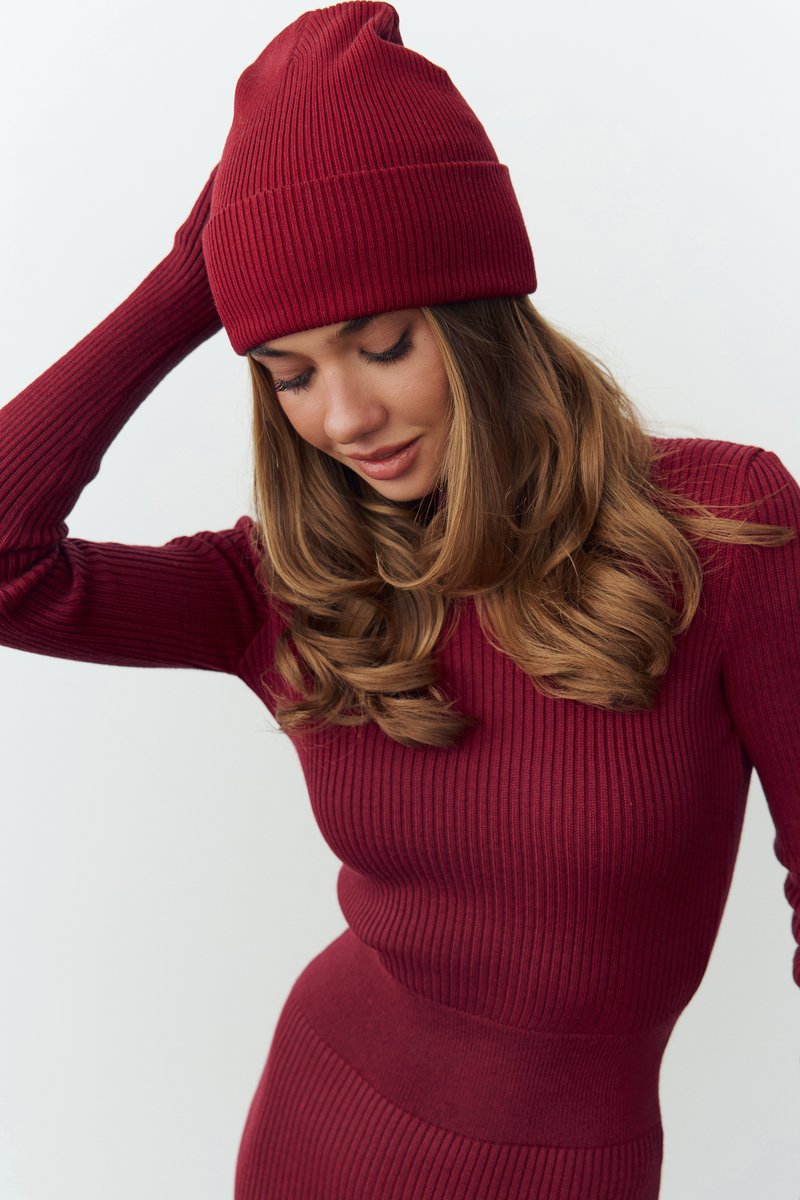 

Шапка в рубчик у відтінку бургунді