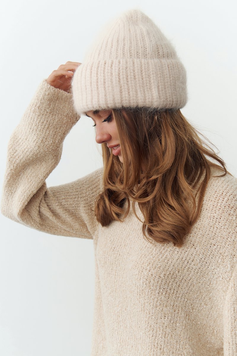 

Бежева ангорова шапка