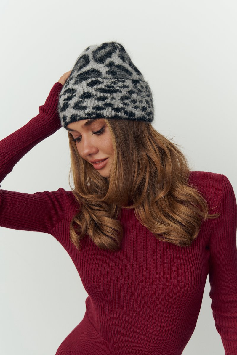 

Сіра ангорова шапка з леопардовим принтом