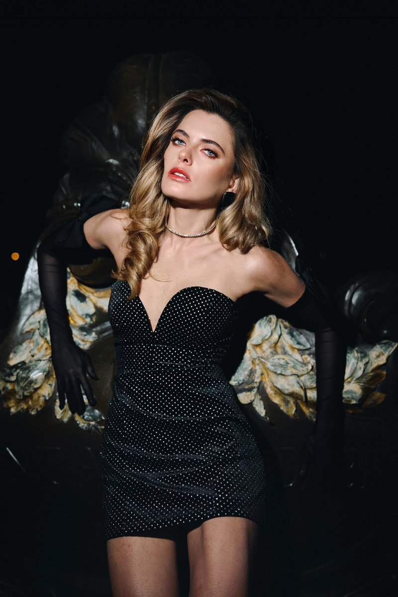 Черное велюровое платье мини с перчатками фотография 1