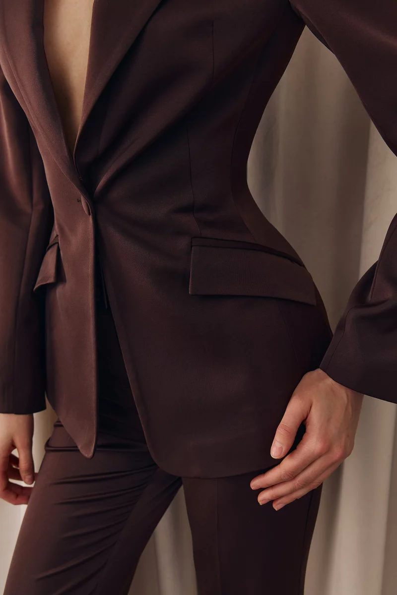 Сатиновый жакет с акцентной талией в шоколадном оттенке фотография 4