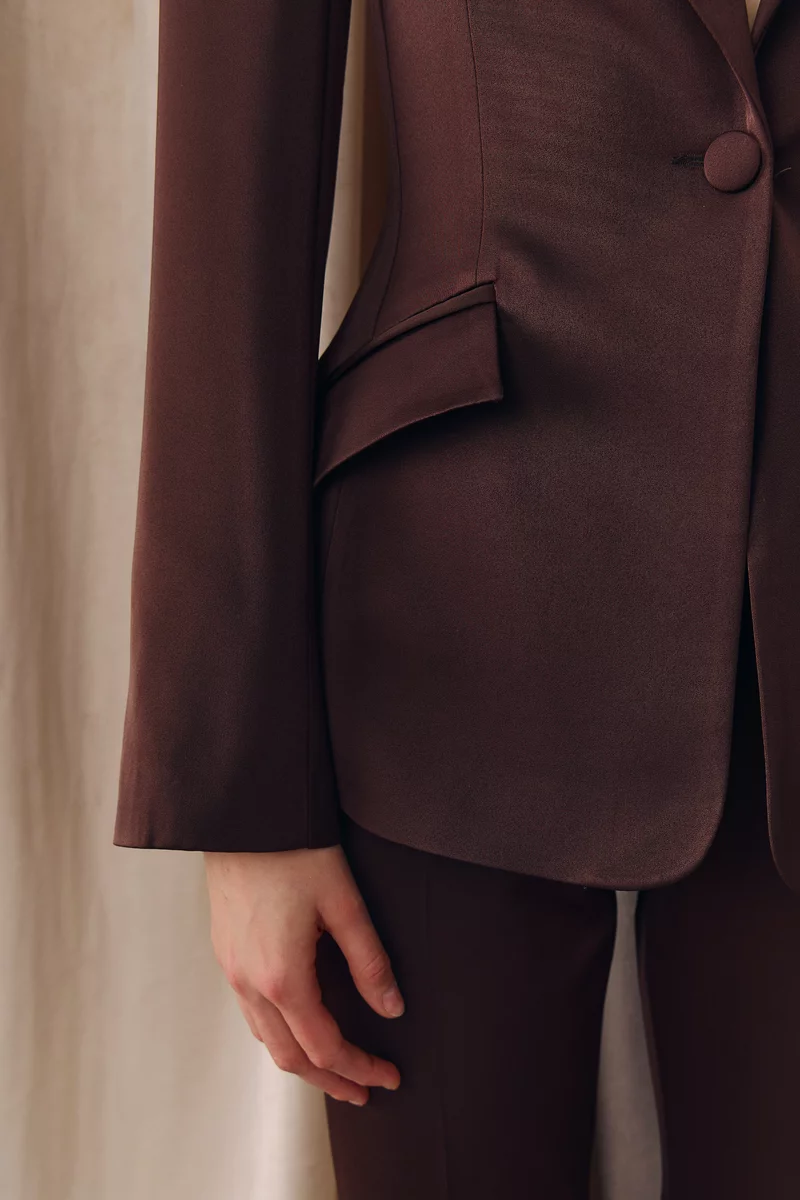 Сатиновый жакет с акцентной талией в шоколадном оттенке фотография 5