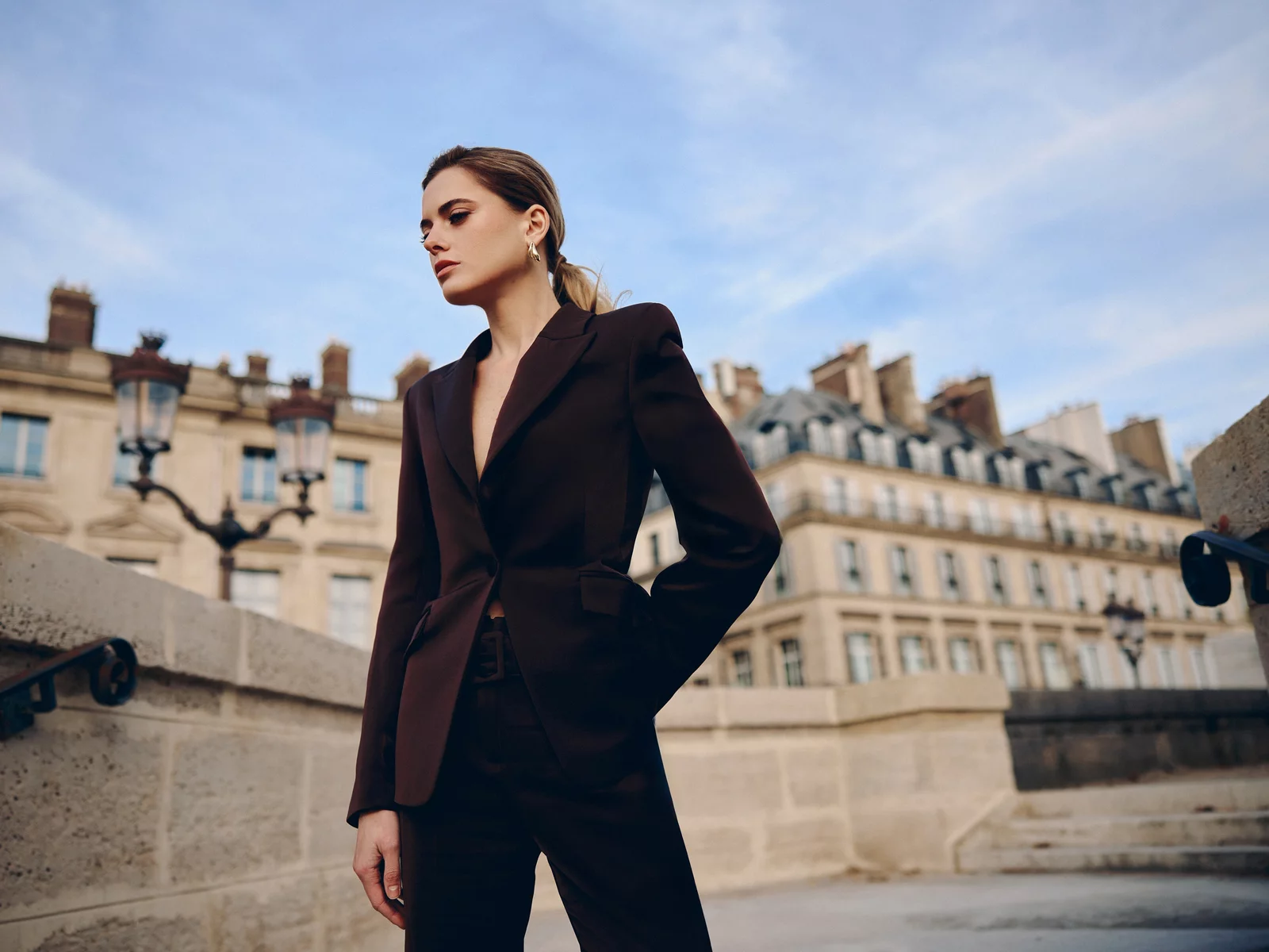 Сатиновый жакет с акцентной талией в шоколадном оттенке фотография 1