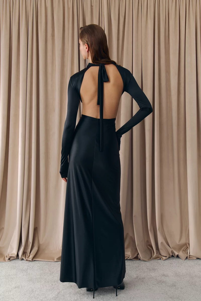 Черное платье макси с акцентными вырезами фотография 5
