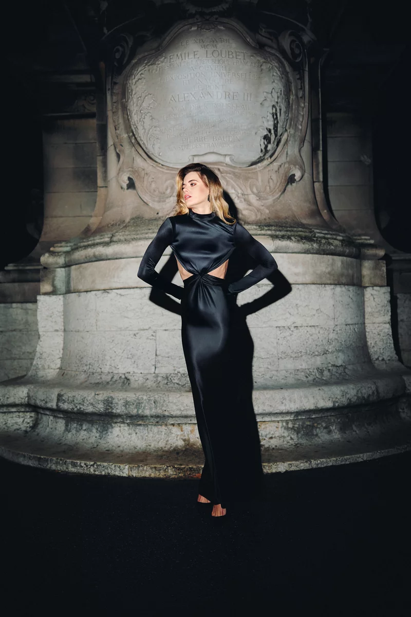 Черное платье макси с акцентными вырезами фотография 2