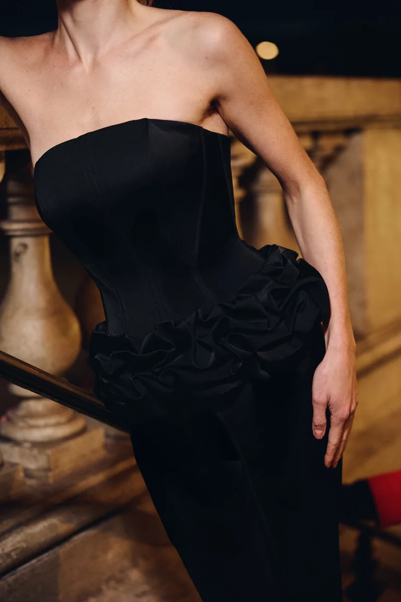 Черный сатиновый корсет с рюшами фотография 3