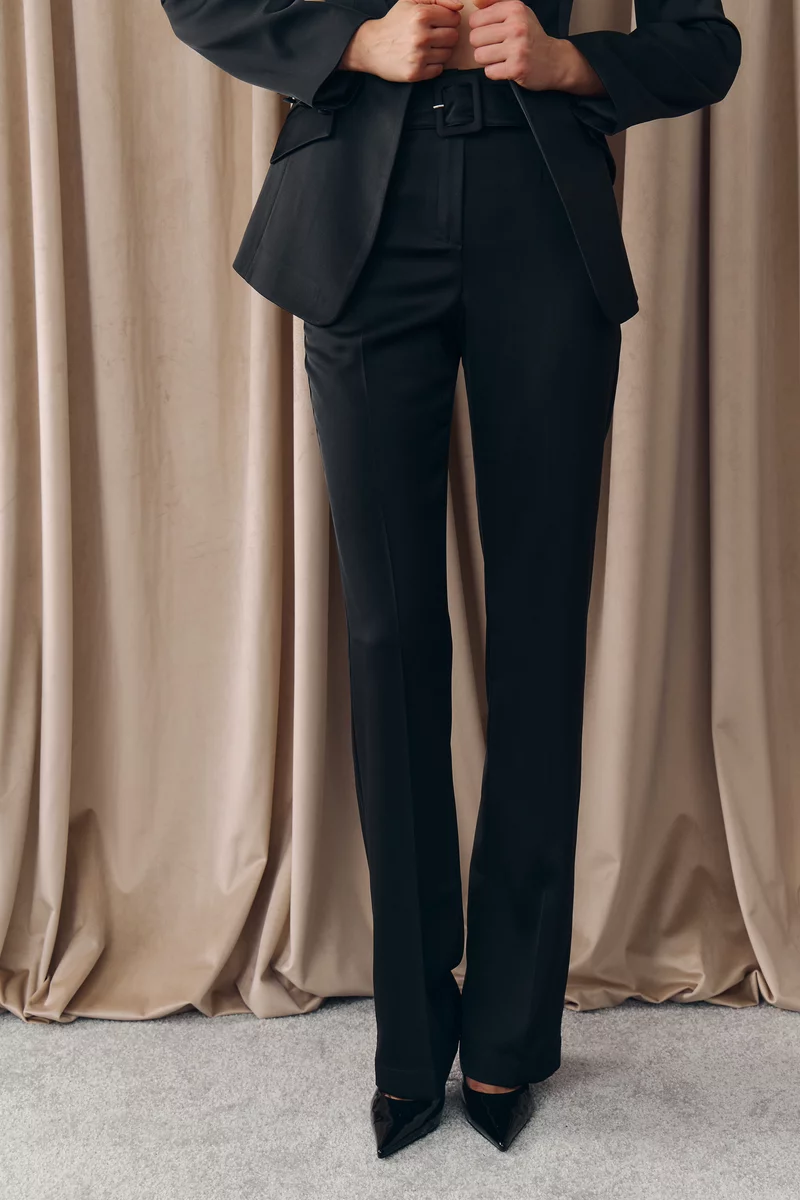 Черные сатиновые брюки прямого кроя с поясом фотография 3