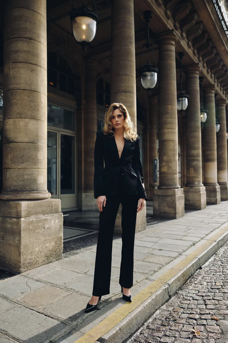 Черные сатиновые брюки прямого кроя с поясом фотография 1