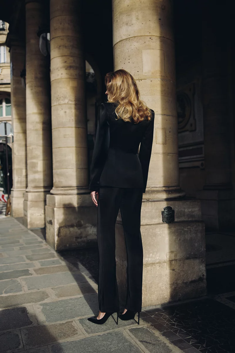 Черные сатиновые брюки прямого кроя с поясом фотография 2