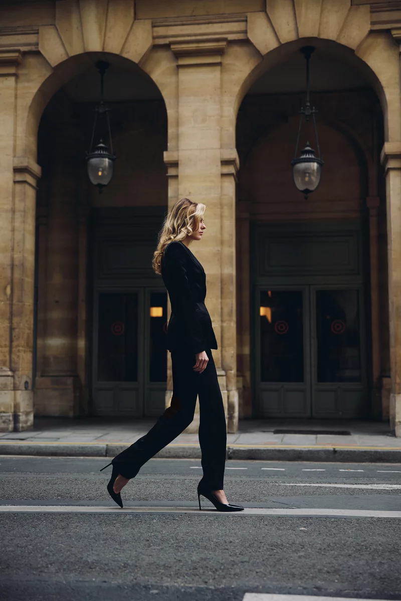 Черные сатиновые брюки прямого кроя с поясом фотография 3