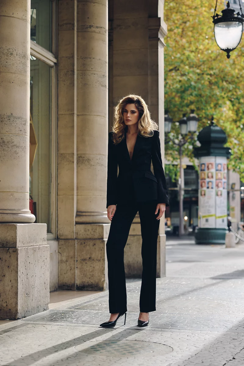 Черные сатиновые брюки прямого кроя с поясом фотография 5