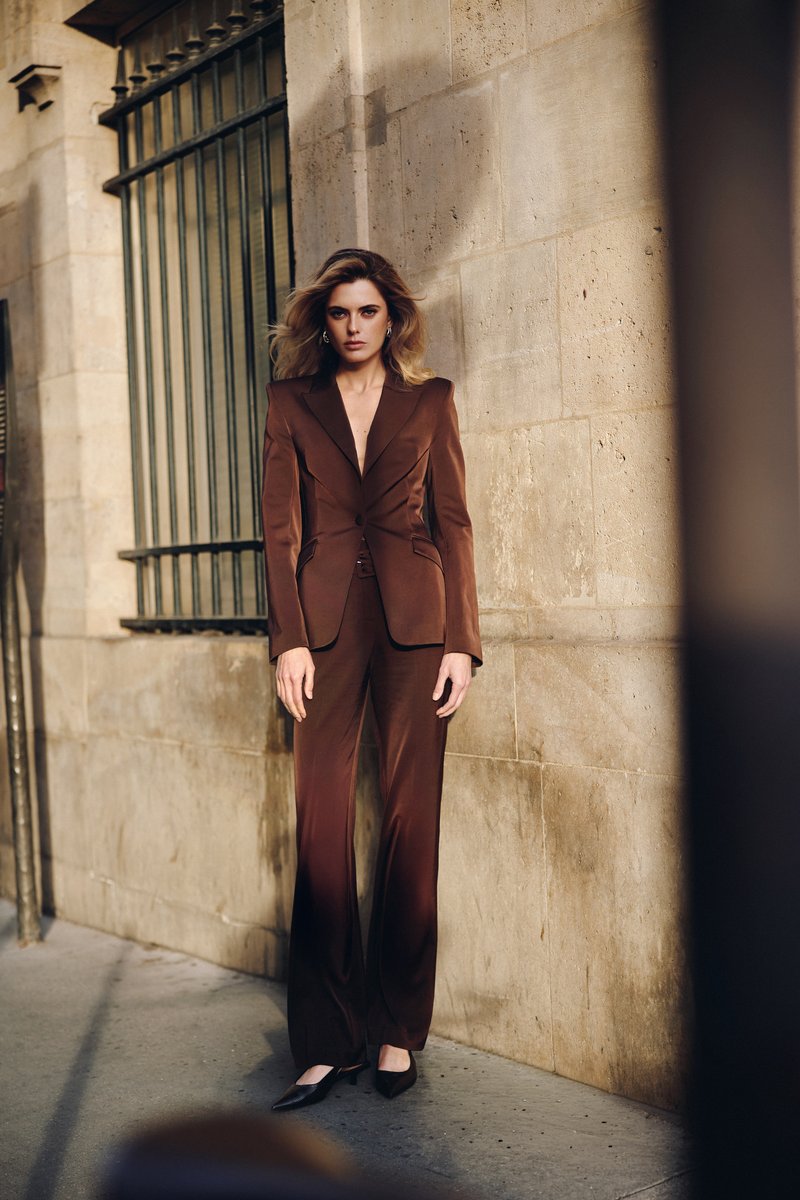 Коричневые сатиновые брюки прямого кроя с поясом фотография 1