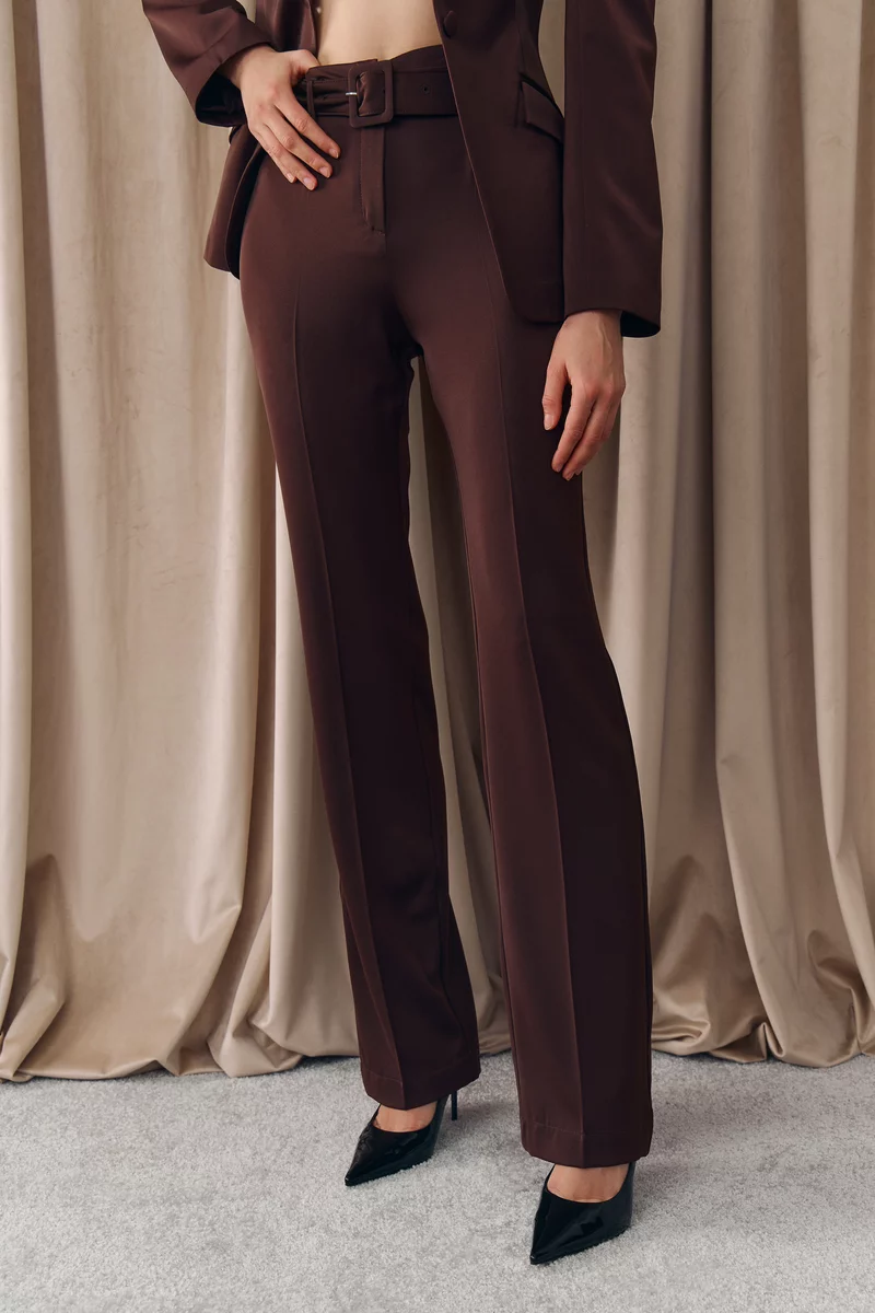 Сатиновые брюки с поясом в шоколадном оттенке фотография 3