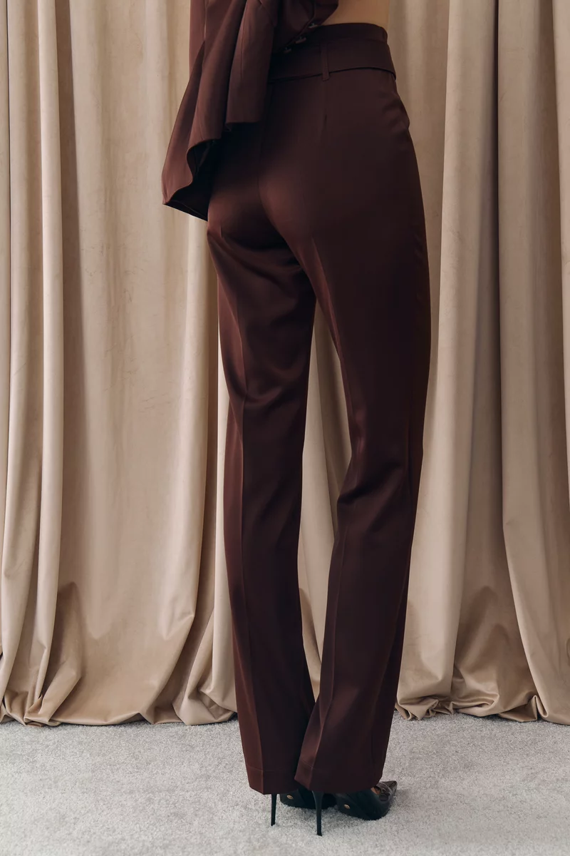 Сатиновые брюки с поясом в шоколадном оттенке фотография 4