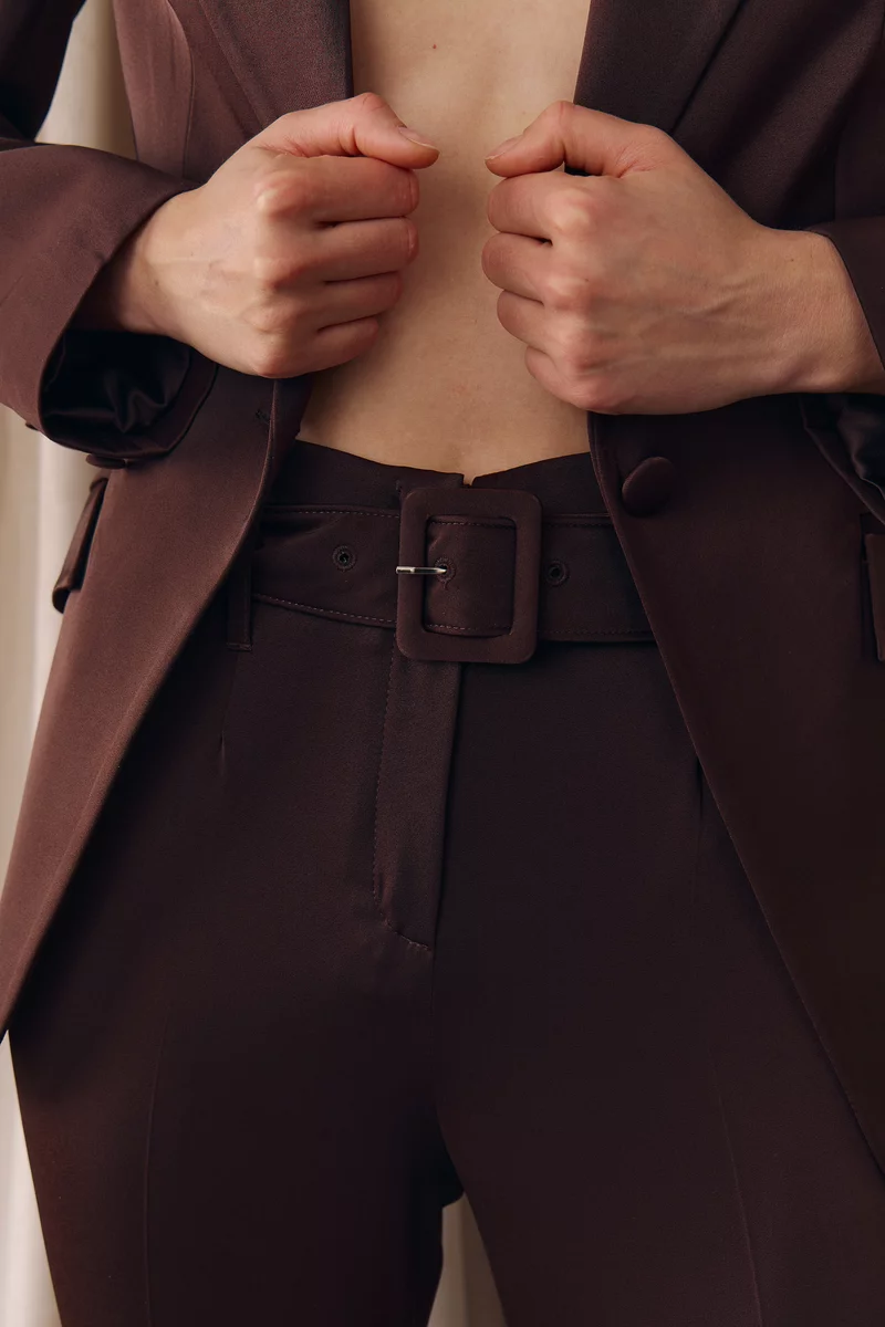 Сатиновые брюки с поясом в шоколадном оттенке фотография 5