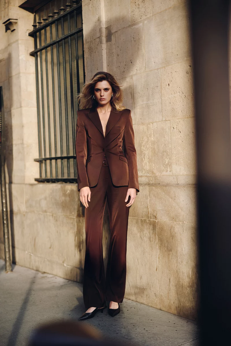 Коричневые сатиновые брюки прямого кроя с поясом фотография 1