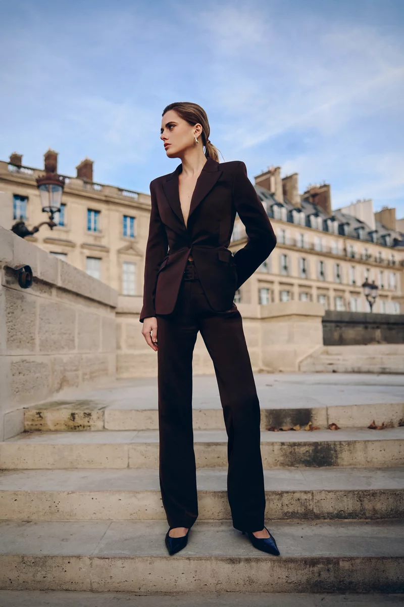 Коричневые сатиновые брюки прямого кроя с поясом фотография 3