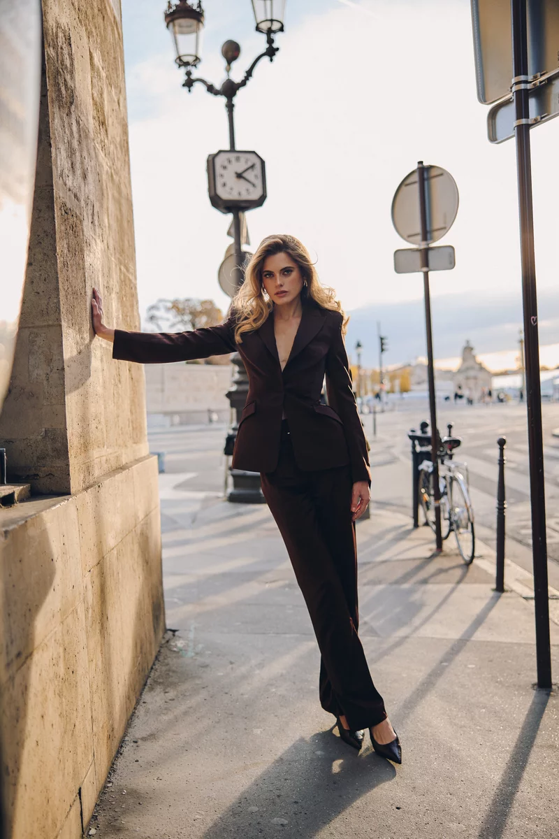 Коричневые сатиновые брюки прямого кроя с поясом фотография 4