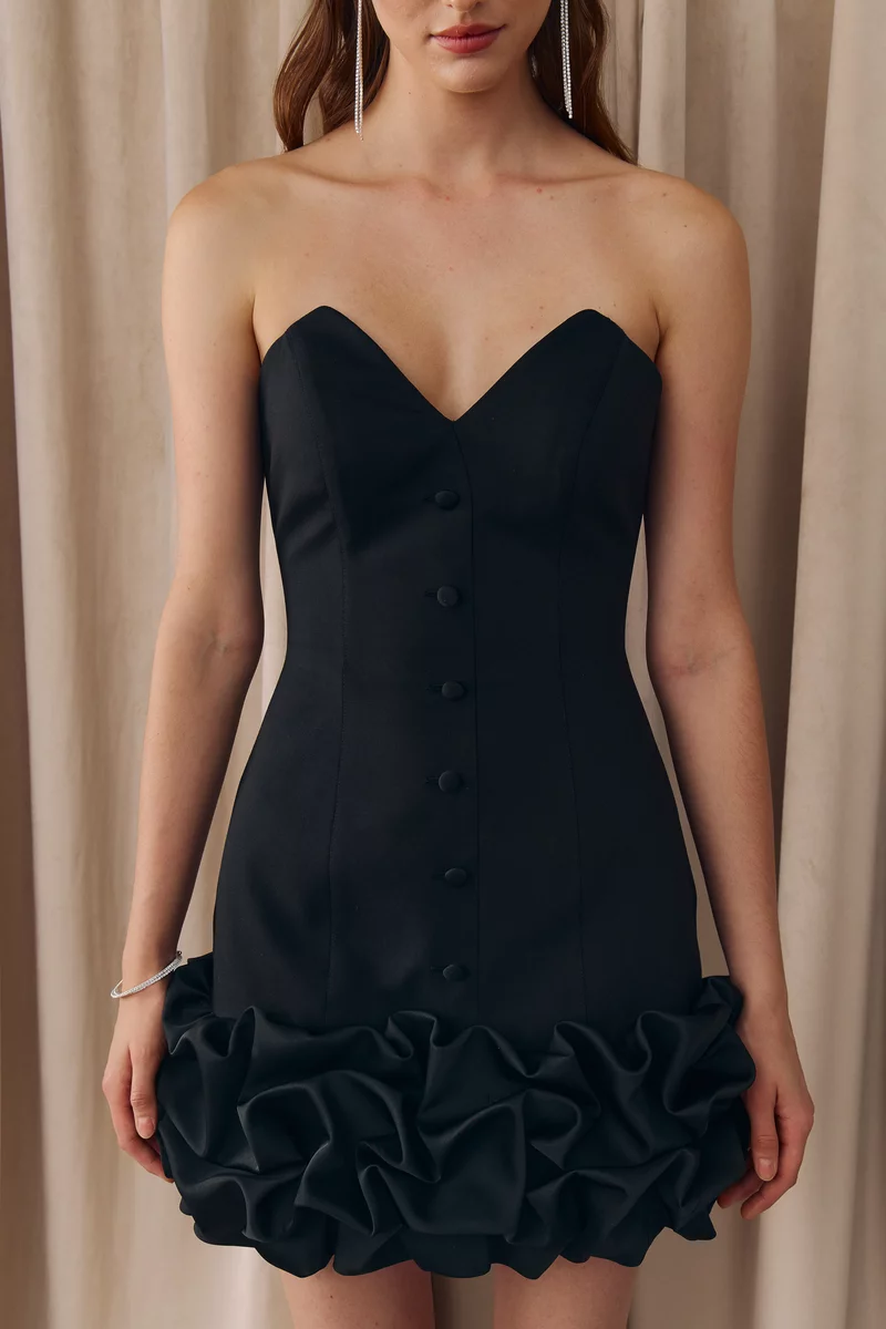 Черное платье мини с рюшами фотография 3