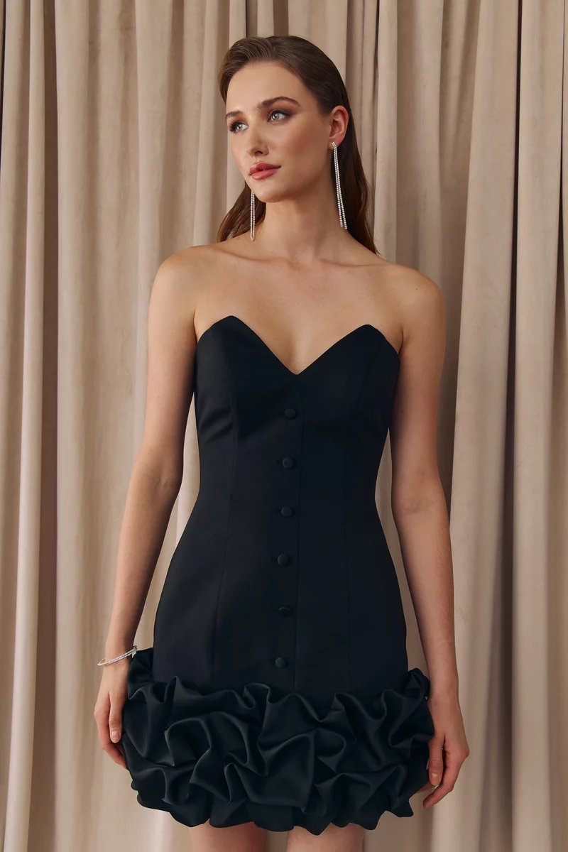 Черное платье мини с рюшами фотография 4
