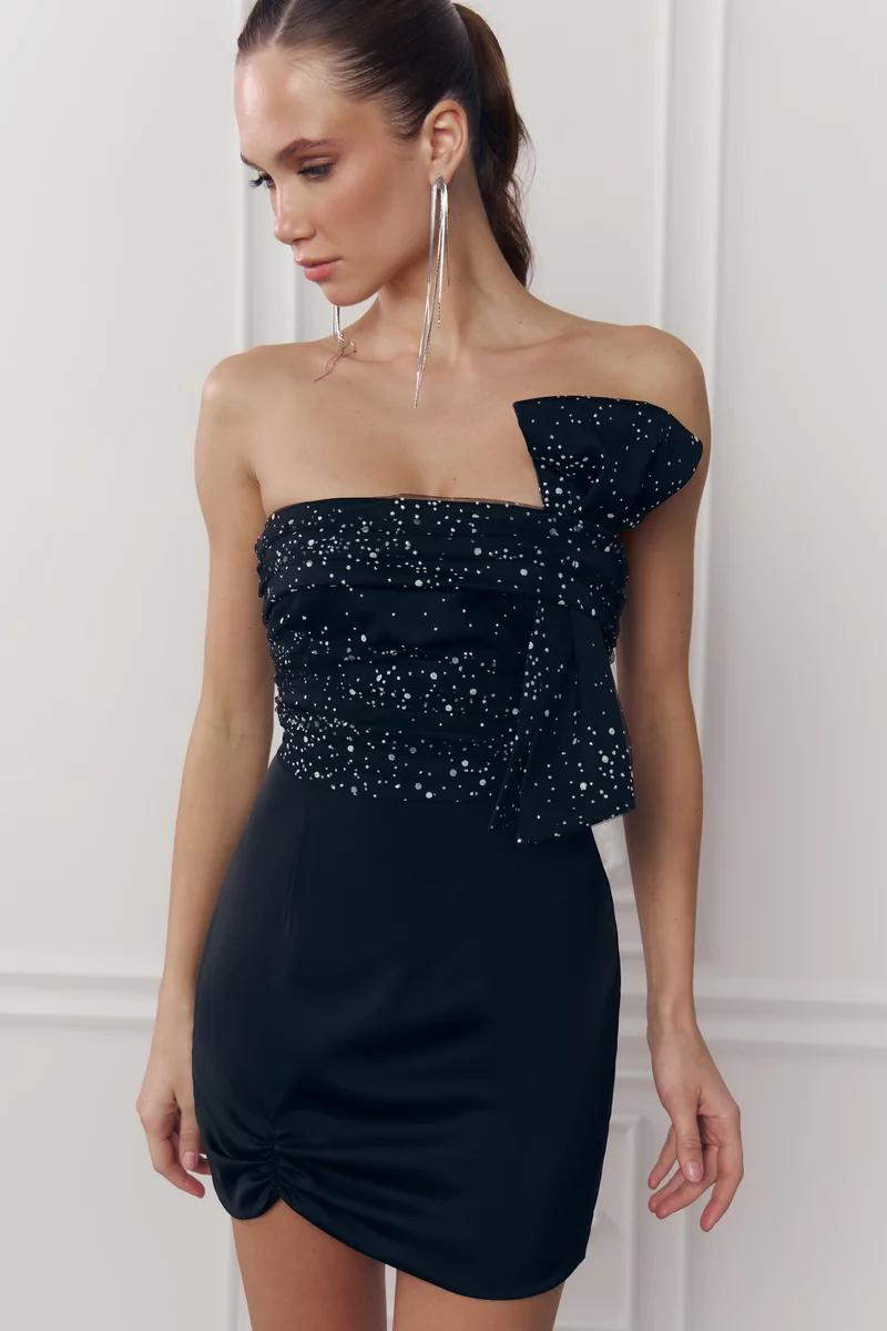 Черное сатиновое платье мини с мерцающим декором фотография 3