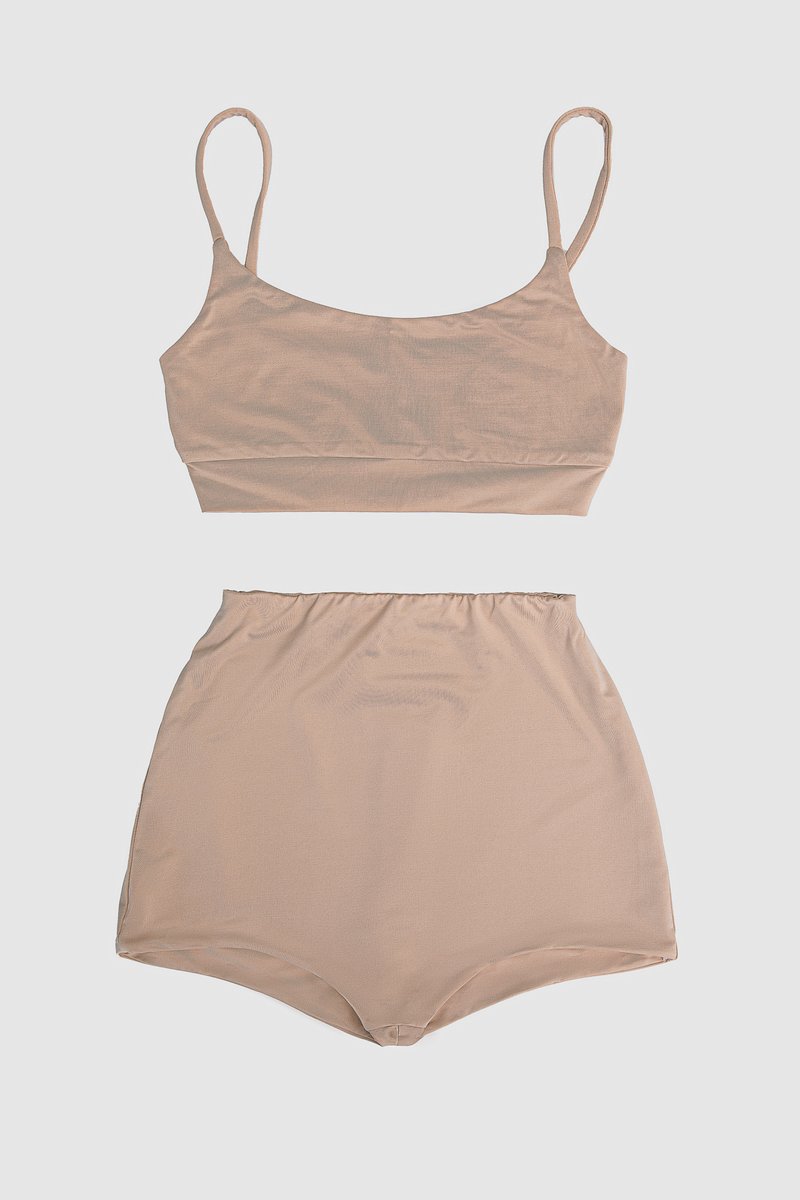 

Бежевий базовий набір із топа та коротких шортів