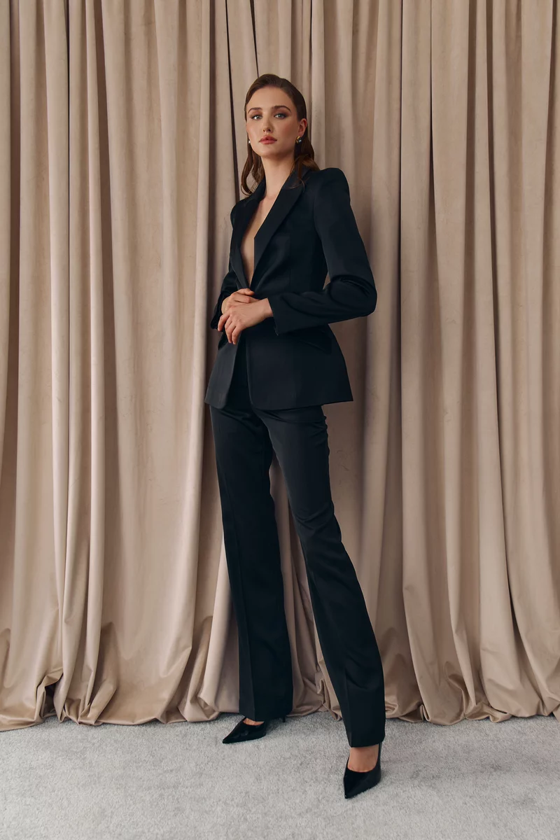 Черный сатиновый жакет с акцентной талией фотография 4