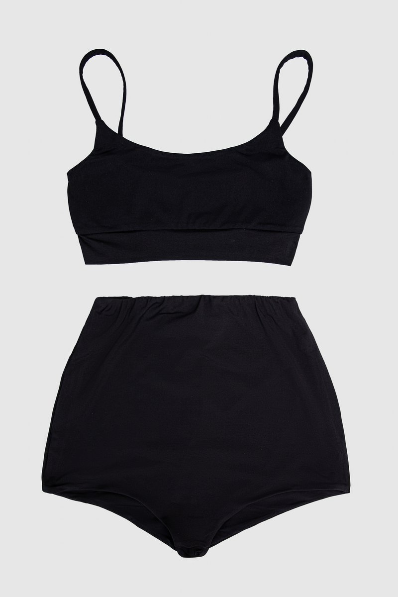 

Чорний базовий набір із топа та коротких шортів