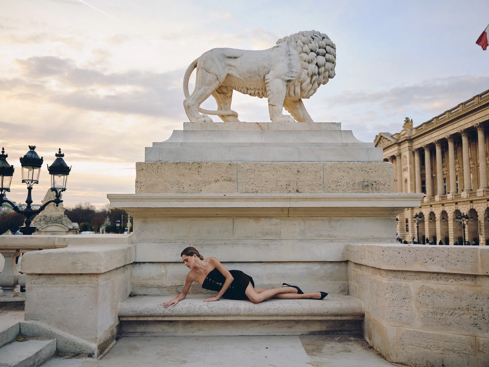 Сатиновый корсет с баской в шоколадном оттенке фотография 1