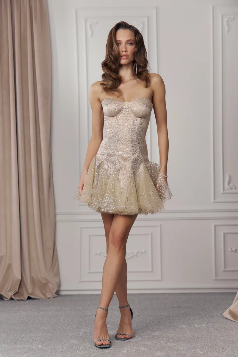 Бежевое платье мини с блестками на шнуровке фотография 4
