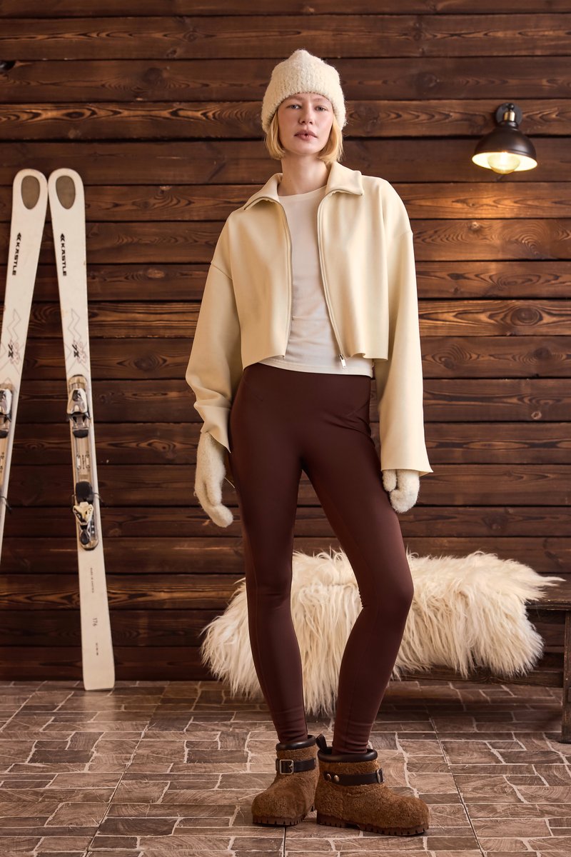 Молочный трикотажный свитшот на молнии фотография 1