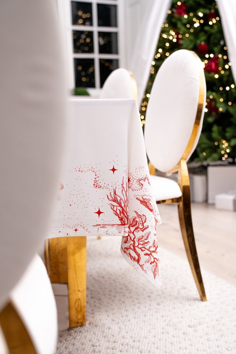 

Біла скатертина з дизайнерським принтом 140х220 см