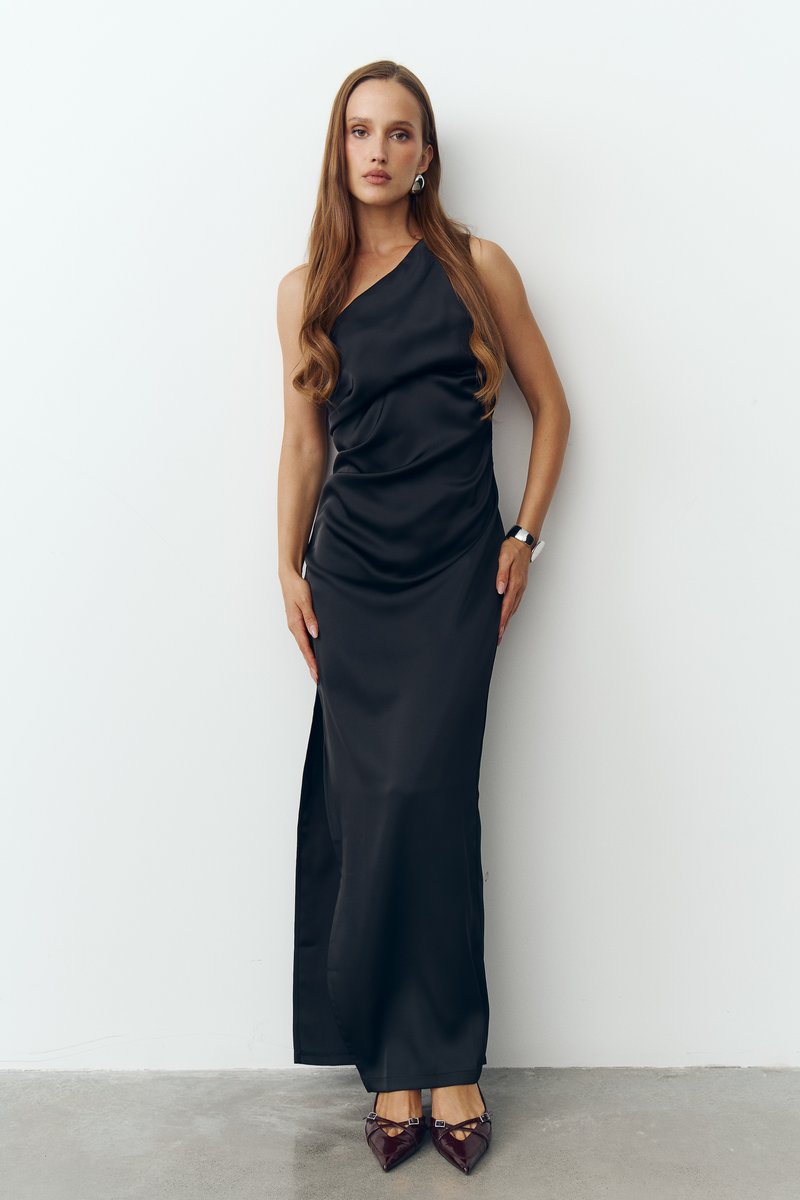 

Чорна сатинова сукня максі