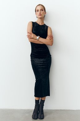 Чорна оксамитова сукня міді