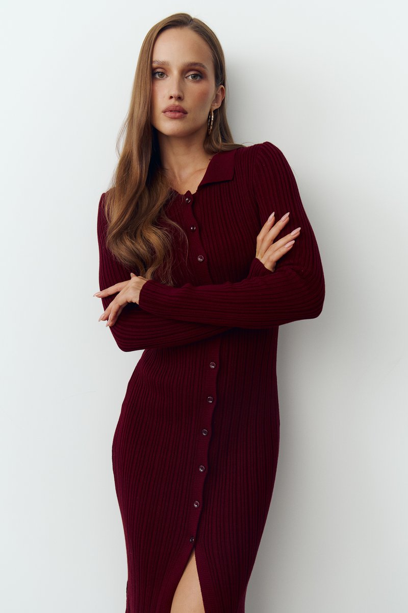 

Трикотажна сукня міді з розрізами у бордовому відтінку