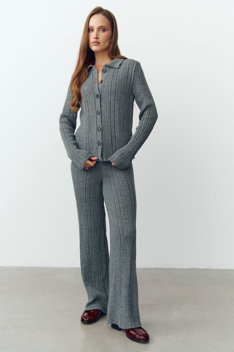

Сірий трикотажний костюм із кардиганом та штанами