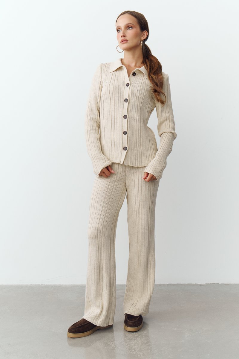 

Бежевий трикотажний костюм із кардиганом та штанами