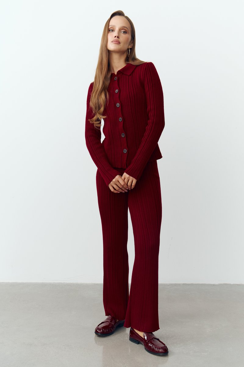 

Бордовий трикотажний костюм із кардиганом та штанами