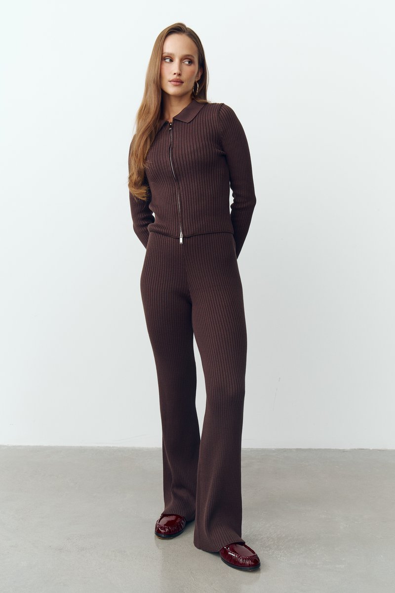 

Трикотажний костюм зі штанами у шоколадному відтінку