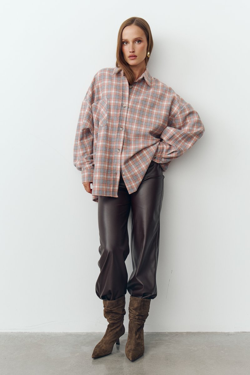 

Рожева тепла картата сорочка