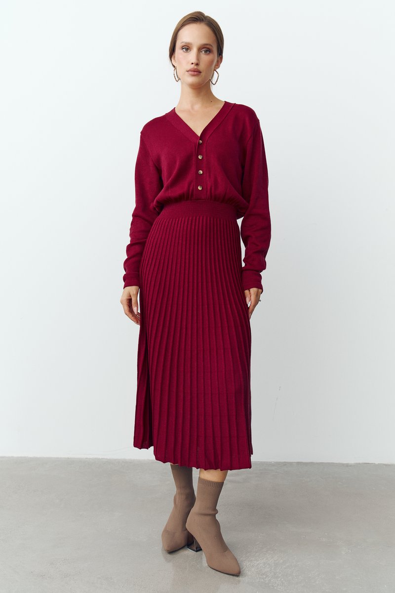 

Бордова трикотажна сукня міді з гудзиками