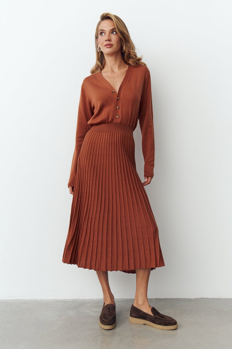 Трикотажное платье миди с пуговицами в оттенке кемел фотография 1