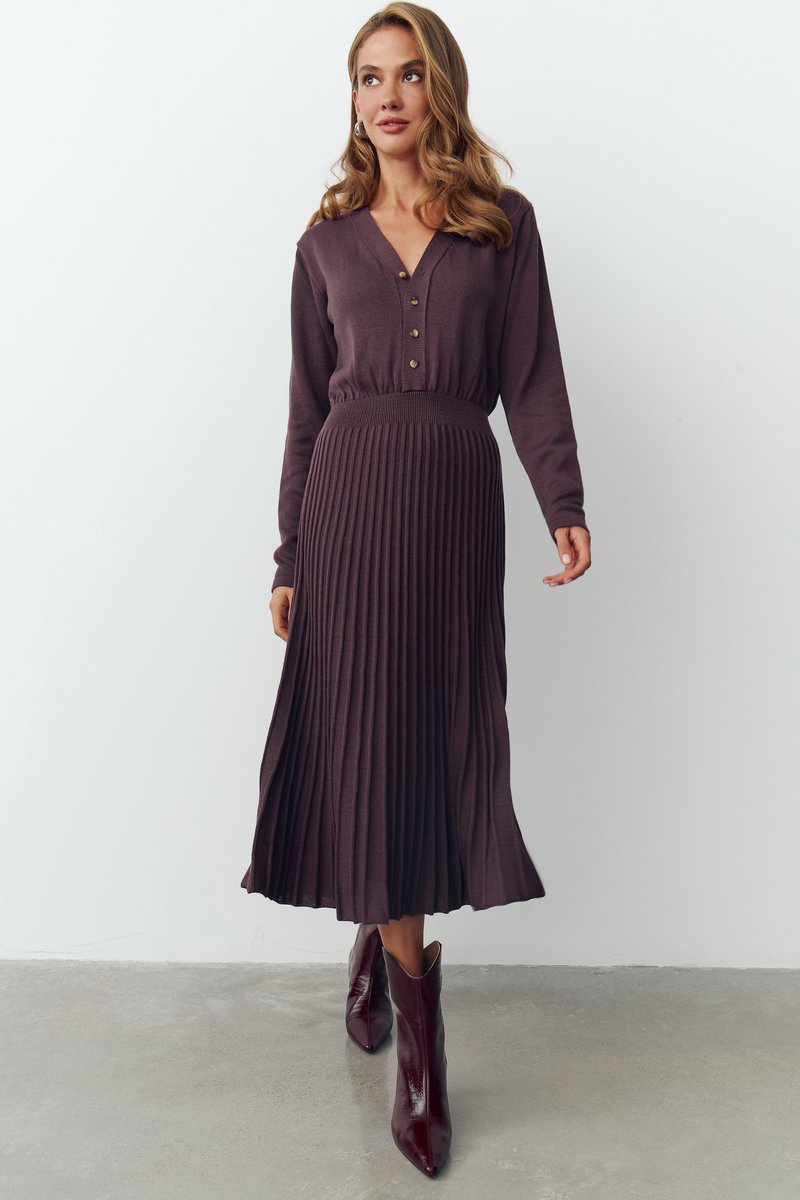 

Трикотажна сукня міді з гудзиками у сливовому відтінку